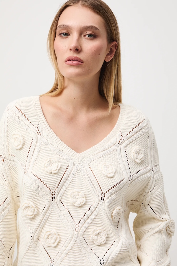 Sweter damski ażurowy z aplikacją beżowy RW25-SWD502