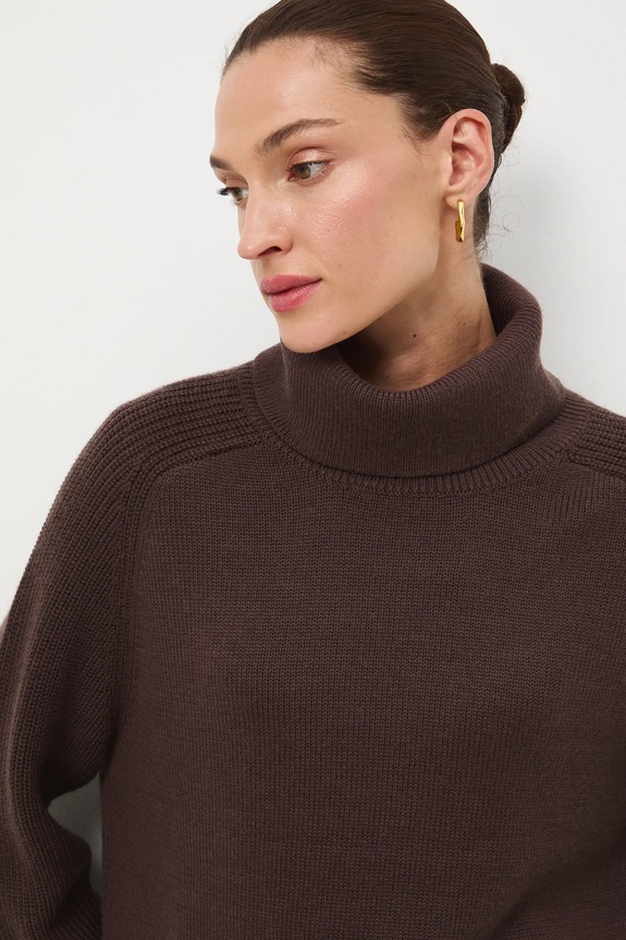Sweter z wełny merino gładki brązowy RW25-SWD812