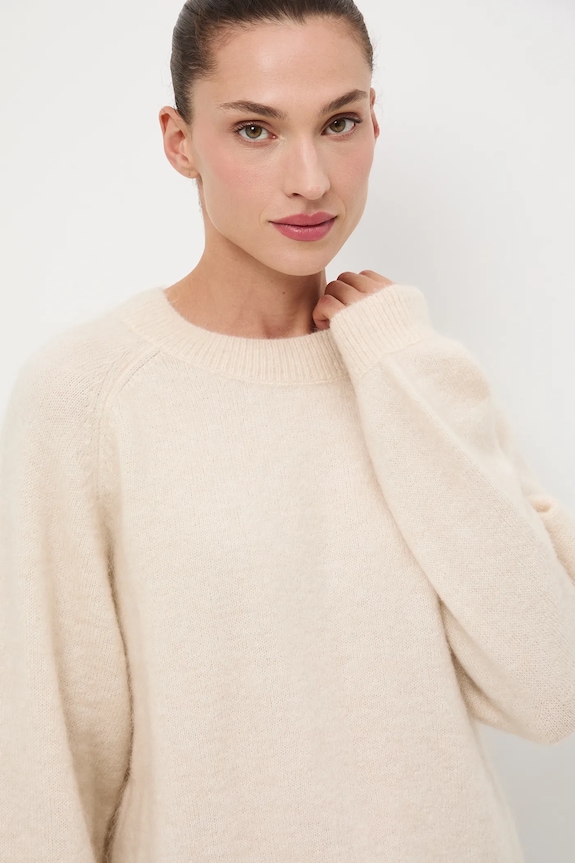 Sweter damski z moherem i wełną beżowy RW25-SWD820