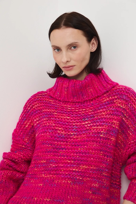 Sweter damski z golfem różowy RW25-SWD905
