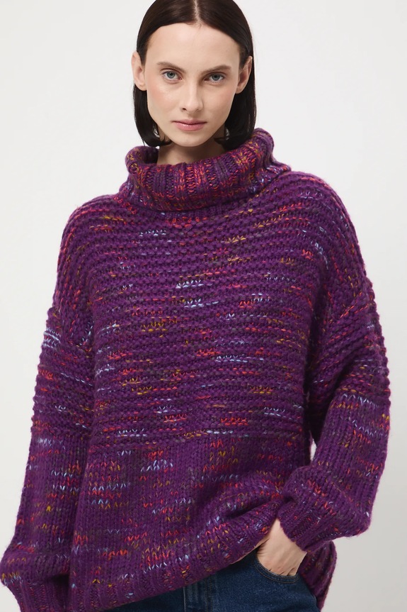 Sweter damski z golfem fioletowy RW25-SWD905