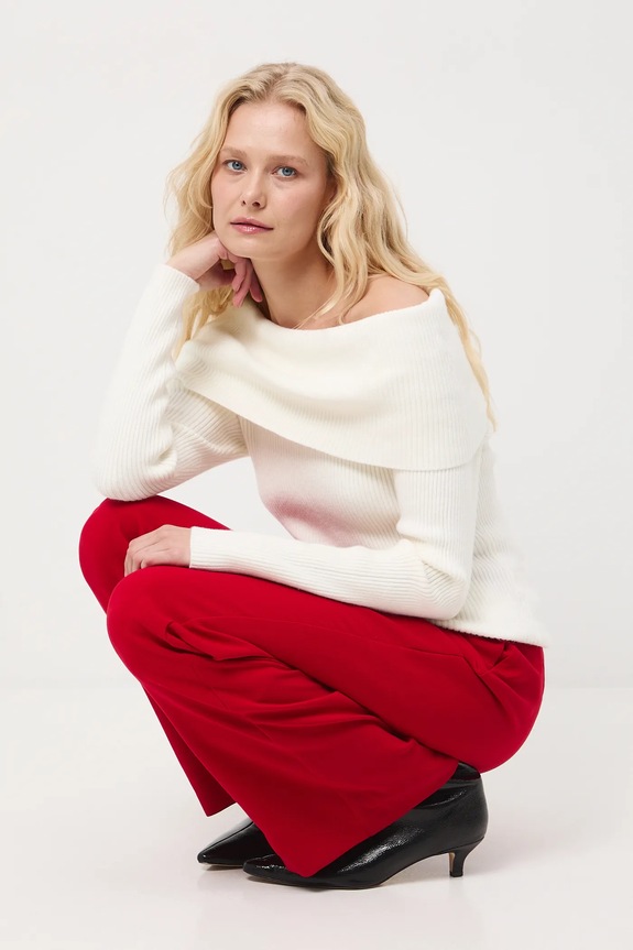 Sweter damski z odkrytymi ramionami średniej grubości beżowy RW25-SWDA05