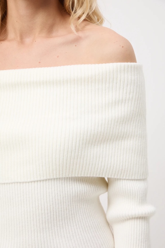 Sweter damski z odkrytymi ramionami RW25-SWDA05 beżowy