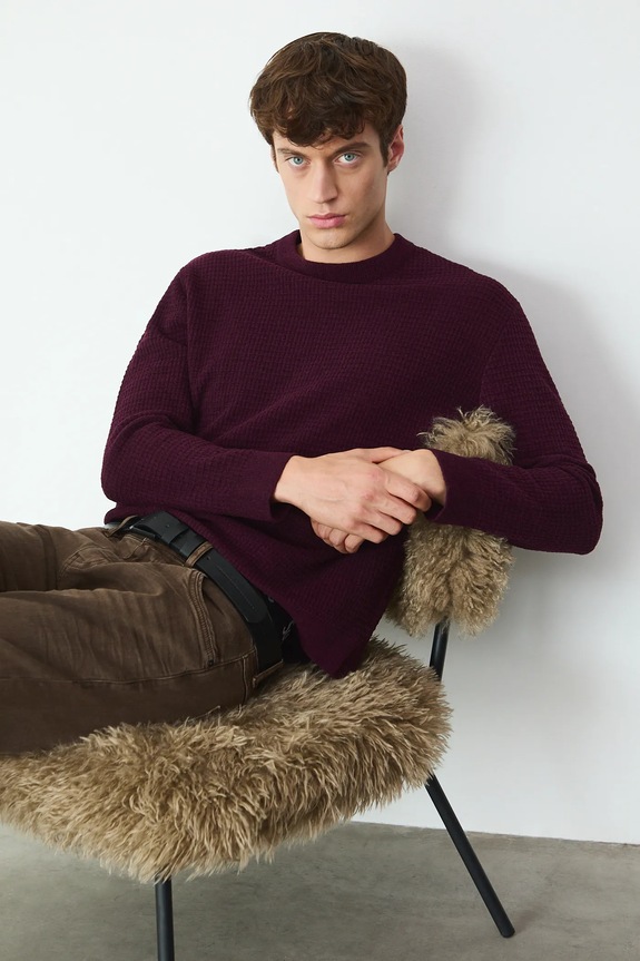 Sweter męski z fakturą gładkie bordowy RW25-SWM070
