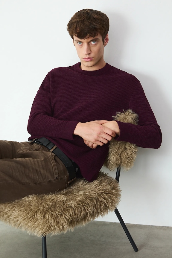 Sweter męski z fakturą gładkie bordowy RW25-SWM070
