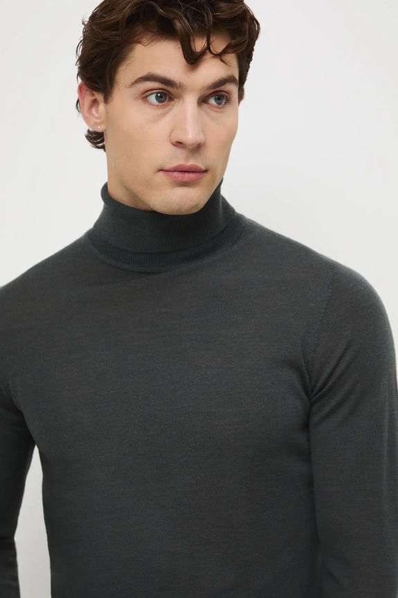 Sweter z wełny merino z golfem zielony RW25-SWM700