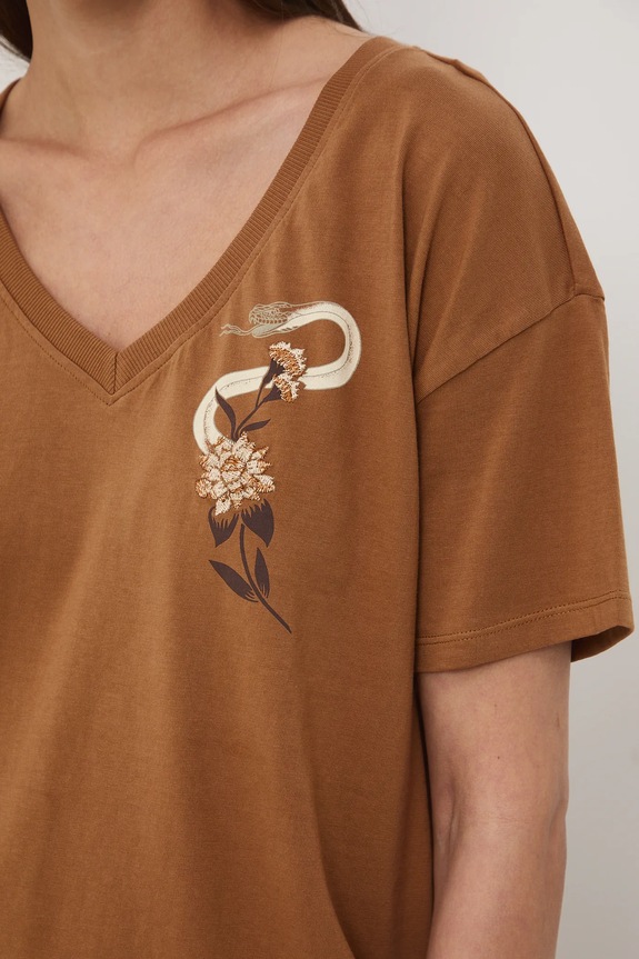 T-shirt bawełniany damski z nadrukiem i haftem RW25-TSD401 brązowy