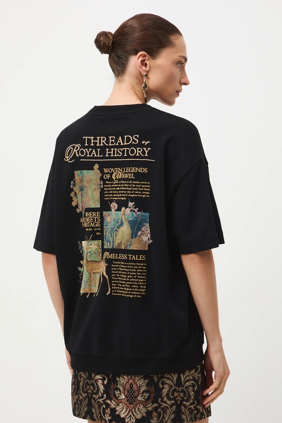 T-shirt bawełniany damski z kolekcji Zamek Królewski na Wawelu x Medicine okrągły czarny RW25-TSD850
