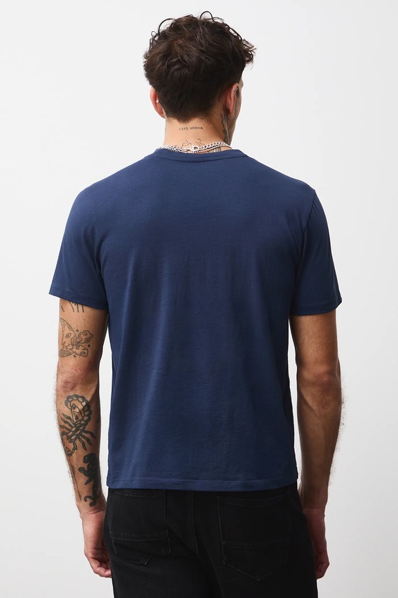 Odzież T-shirt bawełniany męski z ozdobną naszywką RW25-TSMB19 granatowy