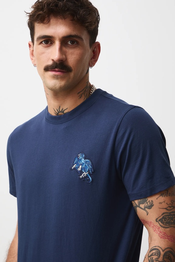 T-shirt bawełniany męski z ozdobną naszywką granatowy RW25-TSMB19