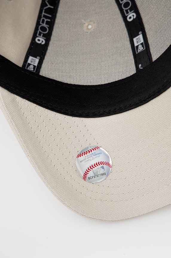 Памучна шапка New Era METALLIC LOGO 9FORTY® бежов 60222491.LIGHTBEIGE