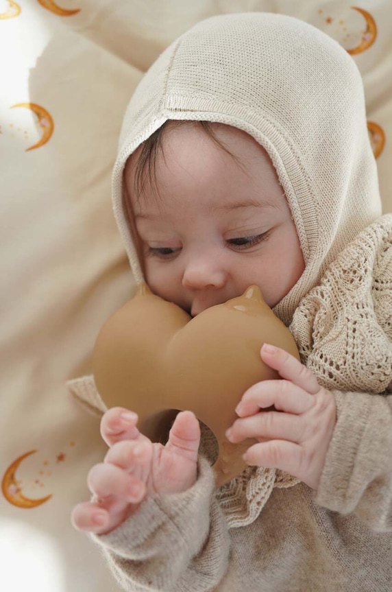 Konges Sløjd gryzak niemowlęcy BABS TEETHER beżowy KS1663