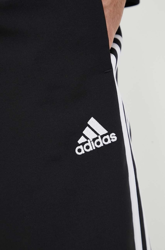 Спортивний костюм adidas IC6750