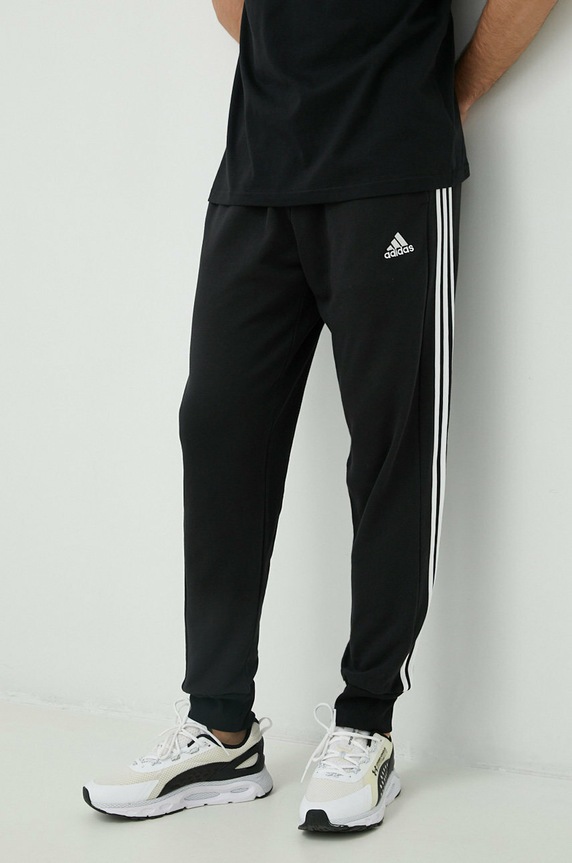 Βαμβακερό παντελόνι adidas απλικέ μαύρο HA4337
