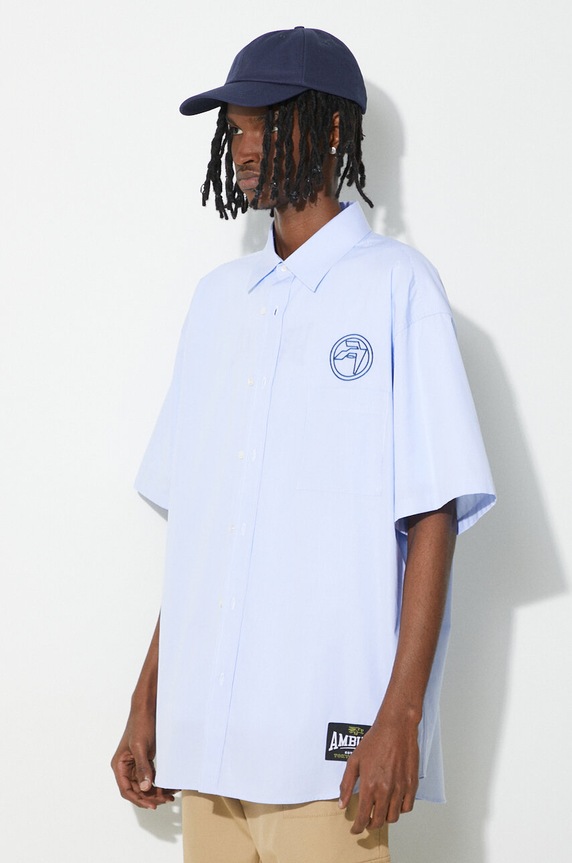 Хлопковая рубашка AMBUSH Emblem Striped S/S Shirt голубой BMGG001S24FAB0024445