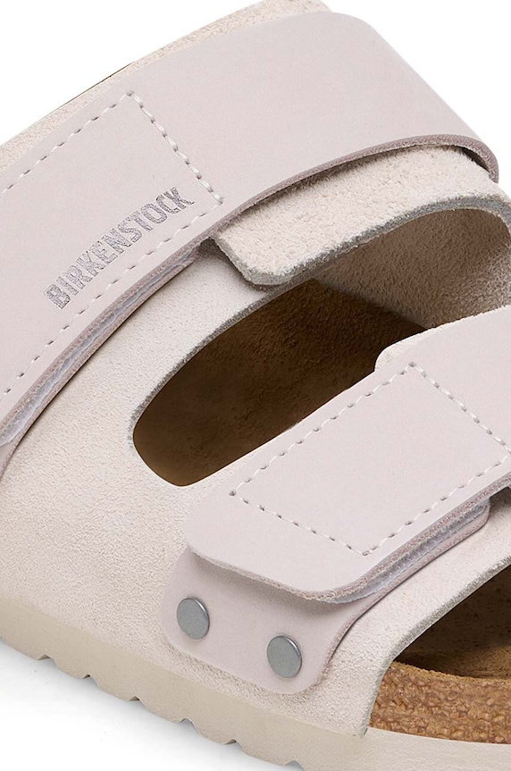 Obuwie Birkenstock klapki na płaskim obcasie zamszowe Uji 1024800 biały