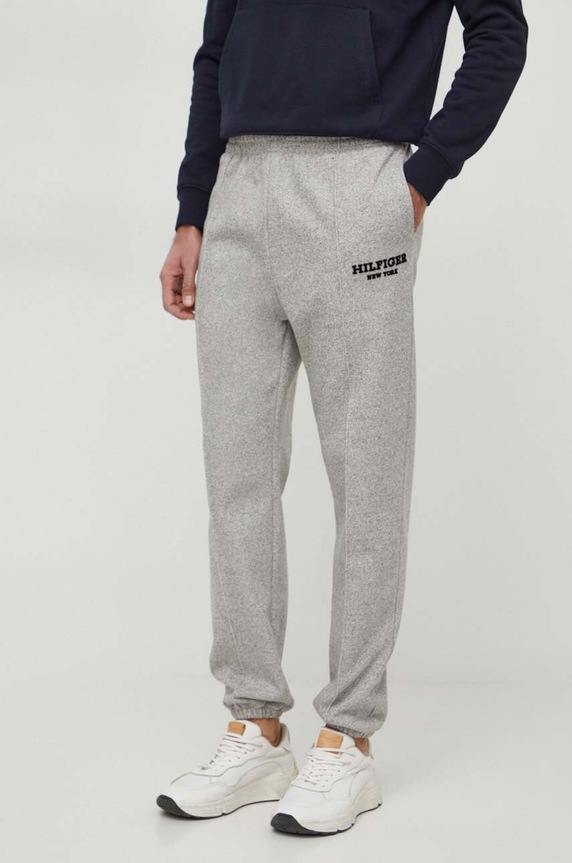 Παντελόνι φόρμας Tommy Hilfiger απλικέ γκρί MW0MW33656