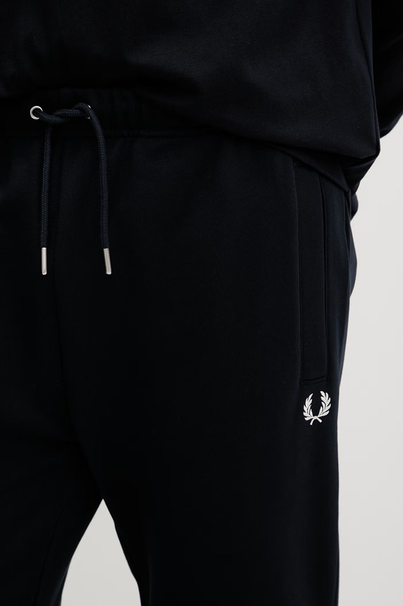 Βαμβακερό παντελόνι Fred Perry Loopback Sweatpant σκούρο μπλε T5505.608