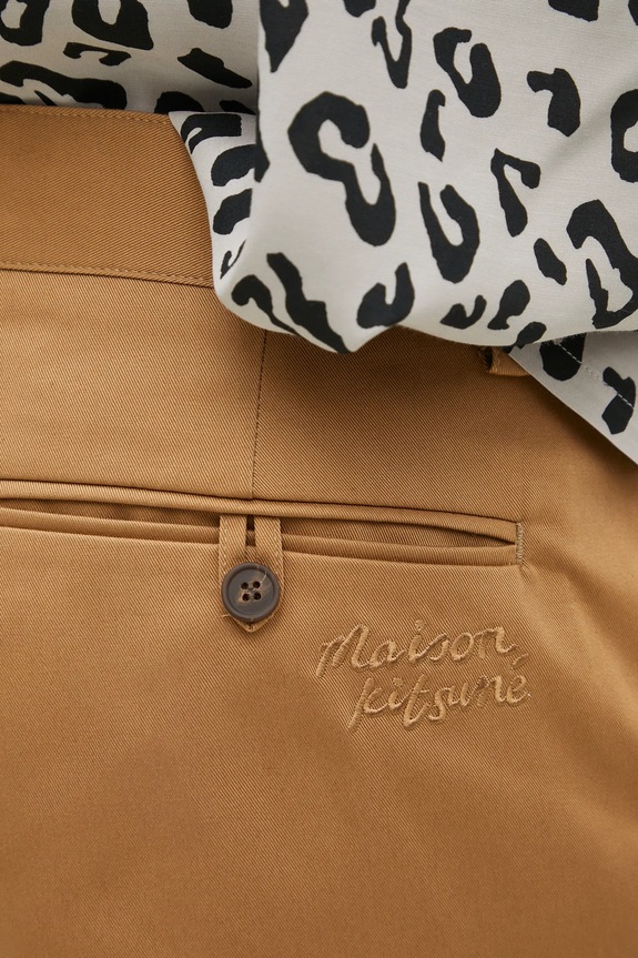 Bavlněné kalhoty Maison Kitsuné Relaxed Chino béžová MM01106WW0078