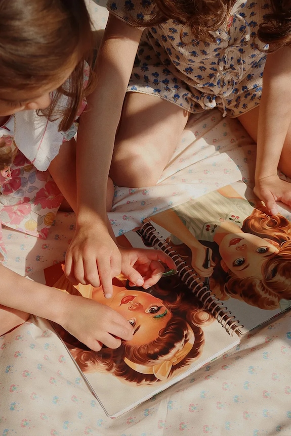 Konges Sløjd książeczka z naklejkami GLAM ME UP STICKER BOOK beżowy KS102869