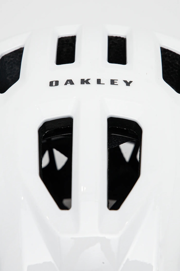 Oakley cyklistická prilba pánska ARO3 Endurance FOS901301 biela