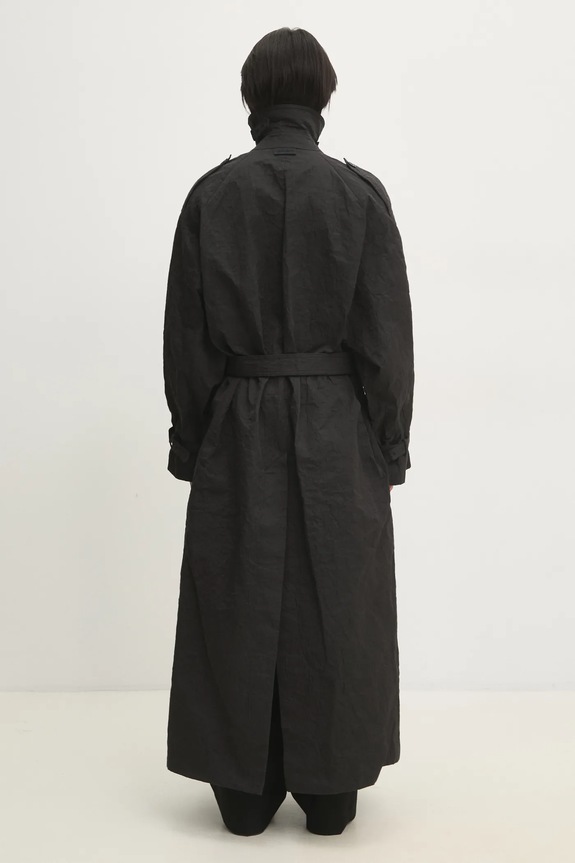 Trench kabát VETEMENTS Metalized Wrinkled Trenchcoat UA66CO100B černá SS25