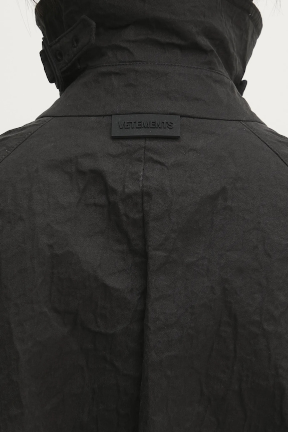 Trench kabát VETEMENTS Metalized Wrinkled Trenchcoat UA66CO100B