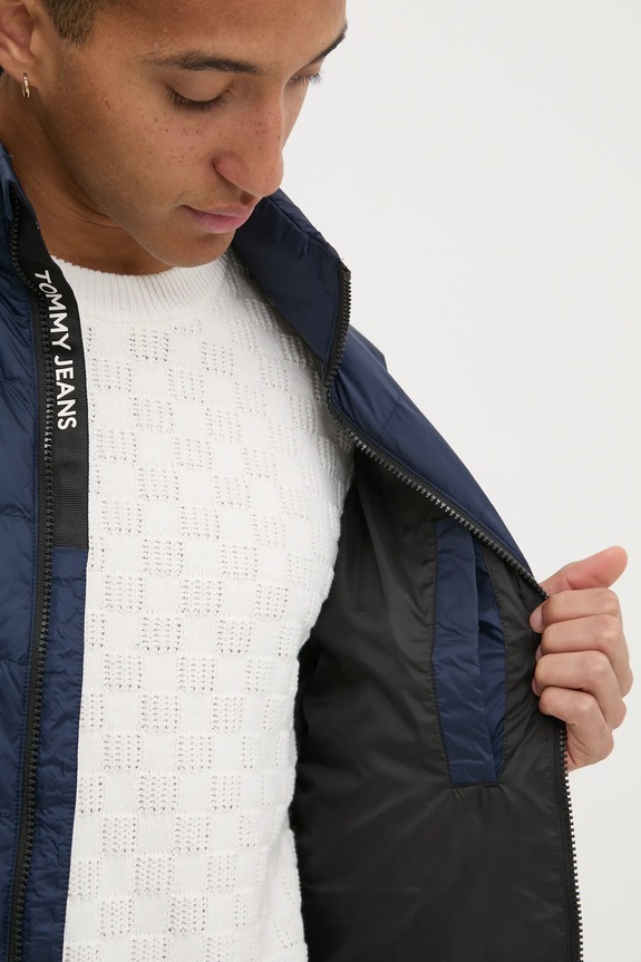 Páperová bunda Tommy Jeans DM0DM20658 tmavomodrá