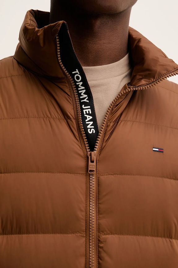 Tommy Jeans geacă de puf DM0DM20658 maro