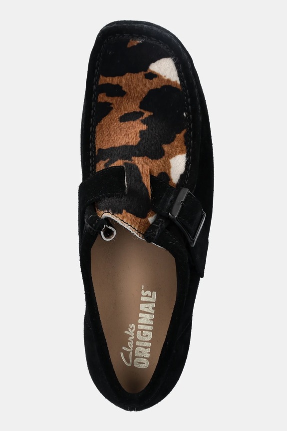 Semišové polobotky Clarks Originals WallabeeBuckle černá 26180611