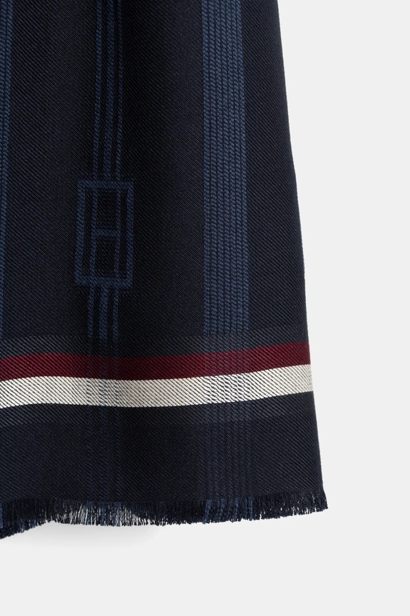 Šátek Tommy Hilfiger AW0AW17351 námořnická modř SS25