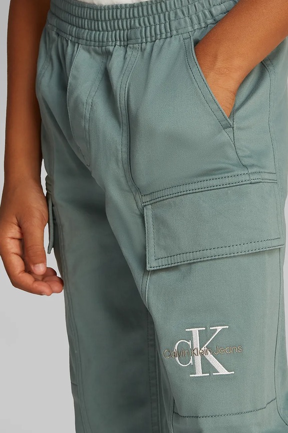 Calvin Klein Jeans spodnie dziecięce ESSENTIAL WOVEN CARGO IB0IB02270.PPYA turkusowy