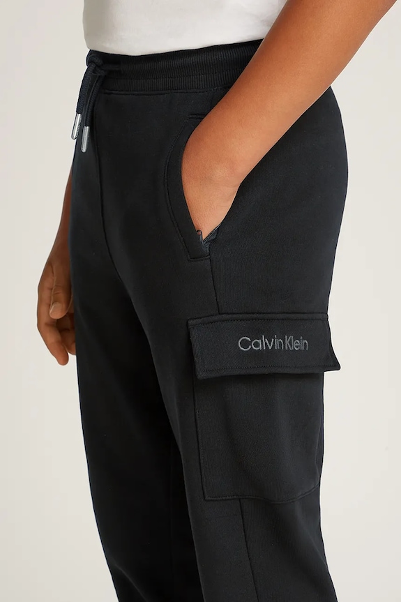 Calvin Klein Jeans spodnie dresowe bawełniane dziecięce RELAXED TAPERED LEG CARGO IB0IB02409.PPYA czarny