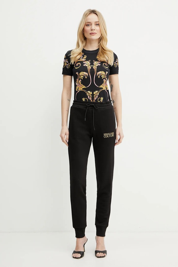 Βαμβακερό παντελόνι Versace Jeans Couture 78HAAT06.CF01T μαύρο SS25