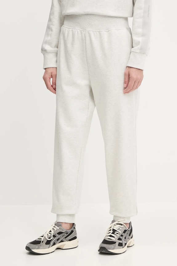 Calvin Klein Performance melegítőnadrág aplikációval szürke LVGWS5P608