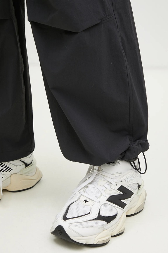 Hlače adidas Originals Essential crna JD2111