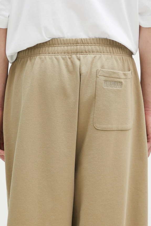 VETEMENTS spodnie dresowe Oval Logo beżowy UA66SP600T