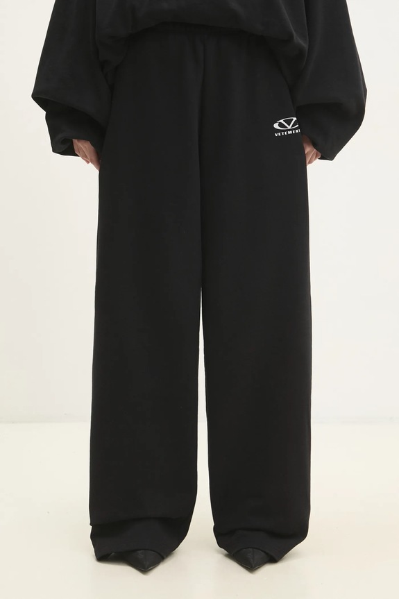 VETEMENTS joggers Oval Logo overprint black UA66SP600BW