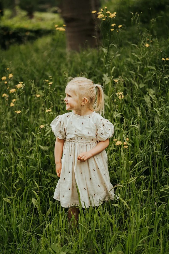 Donsje sukienka Clarize Dress Bees 4095002.68.92 biały