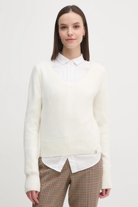 Calvin Klein Jeans sweter z domieszką wełny szpic beżowy J20J224801