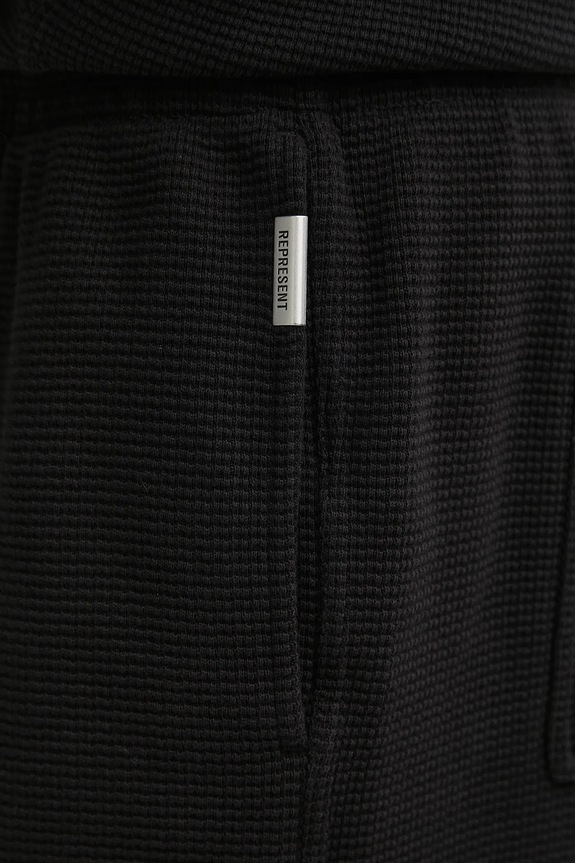 Хлопковые шорты Represent Waffle Shorts чёрный MLM41207.01