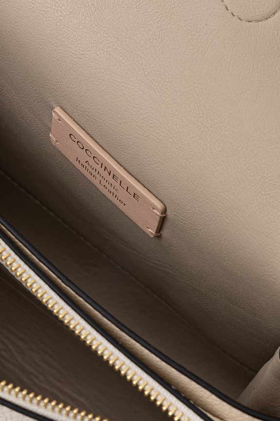 Δερμάτινη τσάντα Coccinelle ARLETTIS MD5.12.07.01 μπεζ