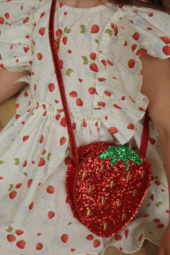 Konges Sløjd torebka dziecięca TUT STRAWBERRY SHOULDER BAG aplikacja czerwony KS102388