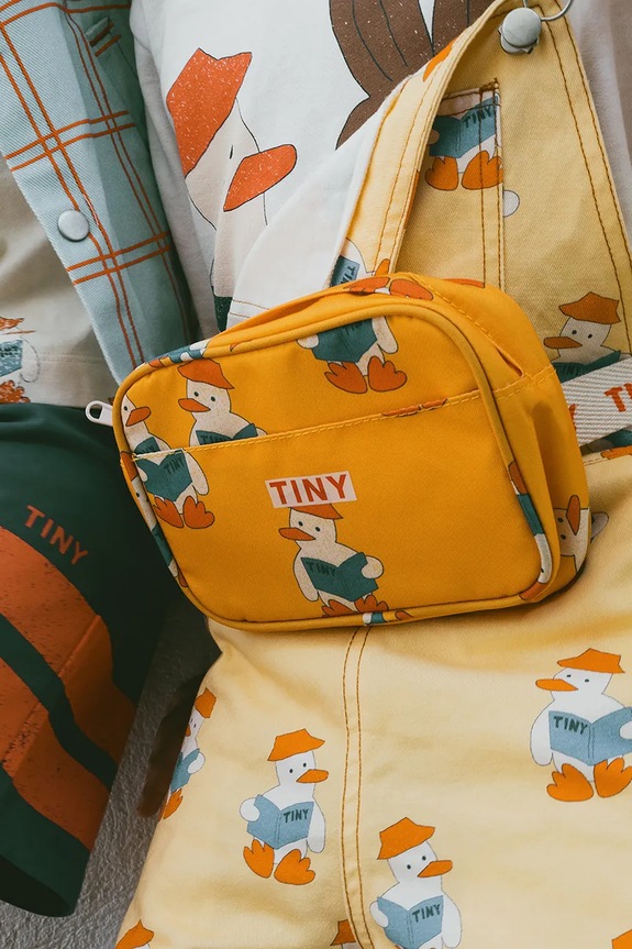 Tinycottons nerka dziecięca READERS FANNY BAG wzorzyste żółty SS25.406