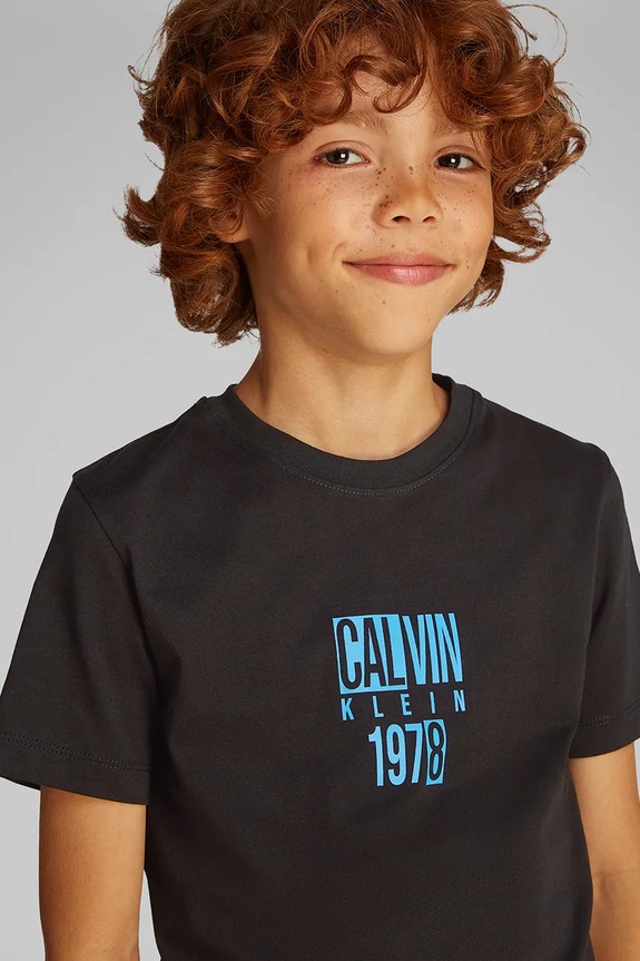 Παιδικό βαμβακερό μπλουζάκι Calvin Klein Jeans στάμπα μαύρο IB0IB02456.128.176.PPYA