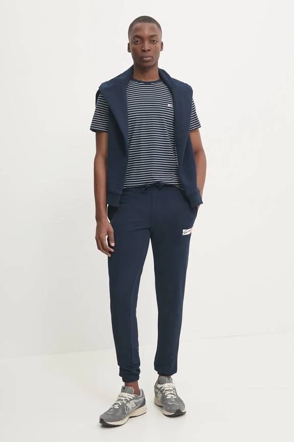 Bavlněné tričko Tommy Jeans DM0DM20377 námořnická modř SS25
