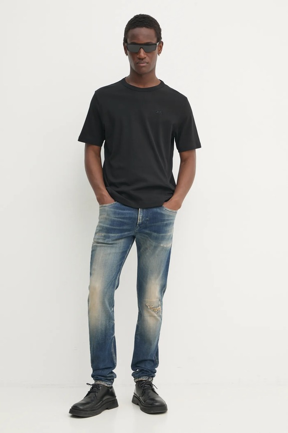 Kratka majica Diesel T-ADJUST-SLITS-R17 T-SHIRT A16672.0AIJU črna AW25