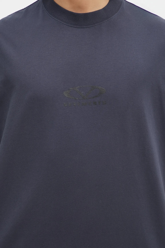 Хлопковая футболка VETEMENTS Oval Logo Cropped Boxy тёмно-синий UA66TR600N