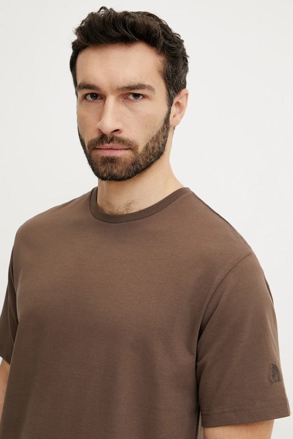 Βαμβακερό μπλουζάκι The North Face Relaxed καφέ NF0A8C351OI1