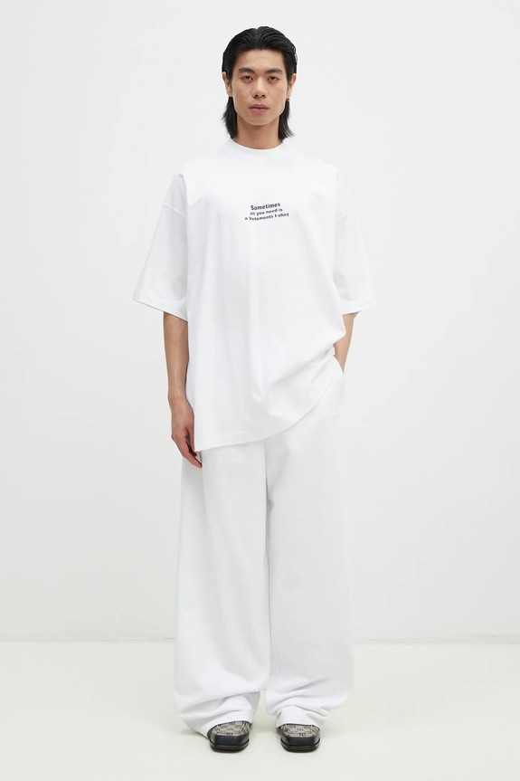 Памучна тениска VETEMENTS All You Need Oversized UA66TR690W бял